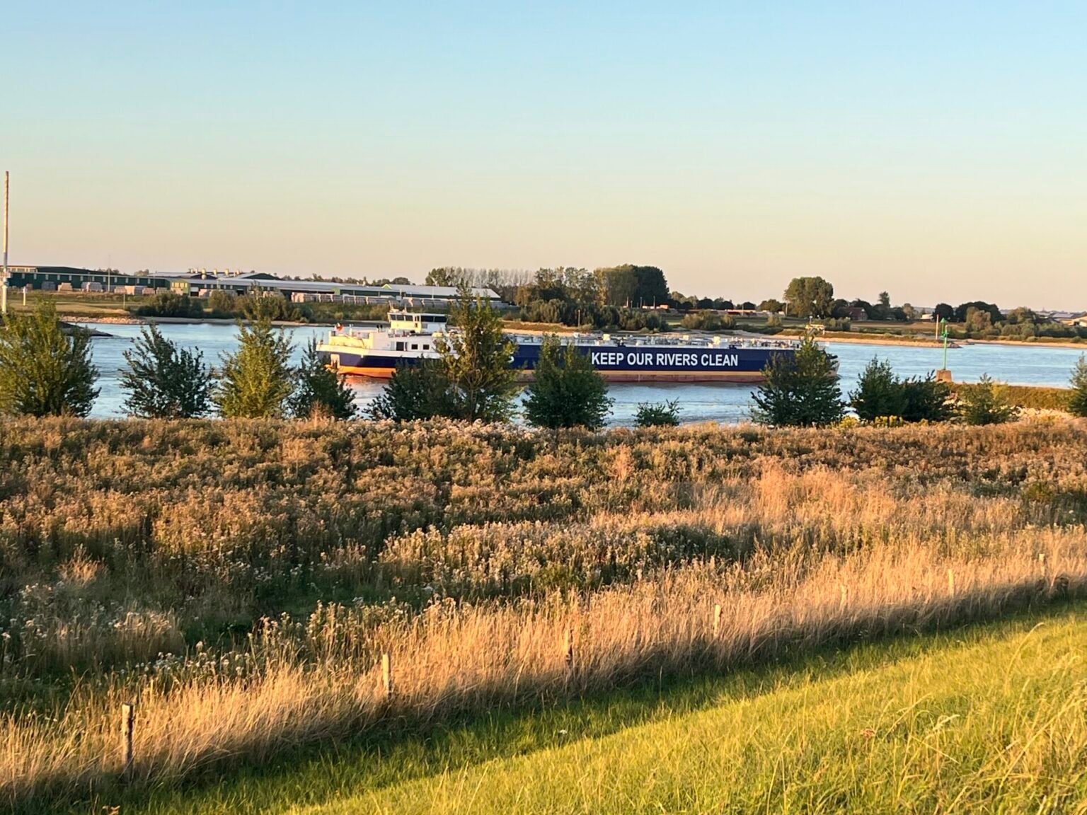beeld boot keep rivers clean