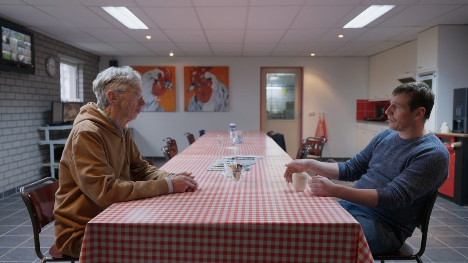 Johan Vollenbroek in gesprek met een pluimveehouder © KRO-NCRV / Hollandse Helden